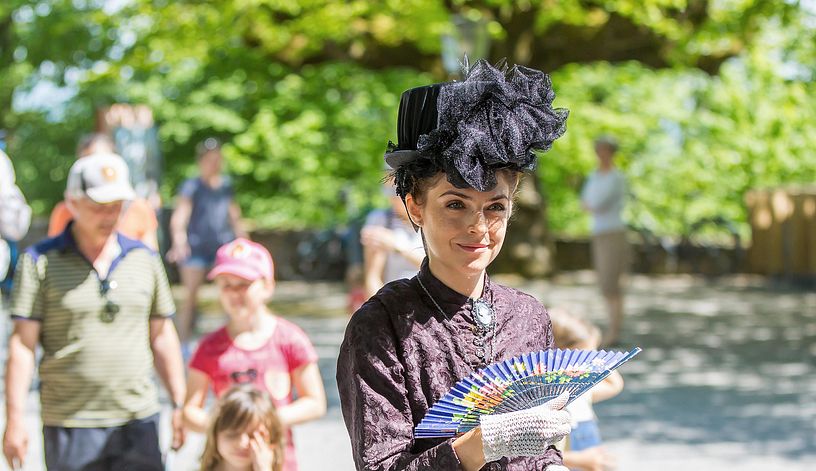 Als Sisi verkleidete Führerin vor einer Gruppe auf Schloss Habsburg