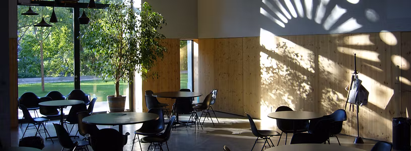 Licht fällt durch ein grosses Fenster in den Pfauensaal der Löwenscheune auf der Klosterhalbinsel Wettingen.