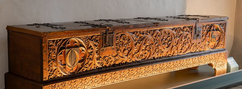 Grosse breite Holztruhe mit vielen Verzierungen