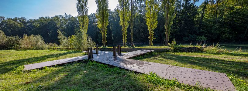 Kulturweg Limmat auf der Klosterhalbinsel Wettingen: Kunstwerk aus Metall auf einer Wiese