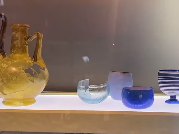 Mehrere Glasobjekte in einer Vitrine im Vindonissa Museum.