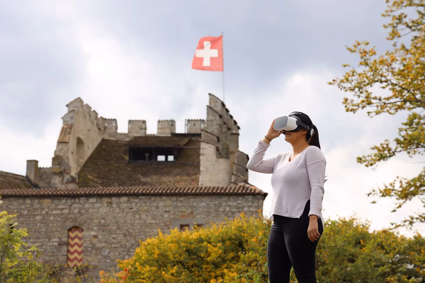 Besucherin vor dem Schloss Habsburg mit der VR-Brille