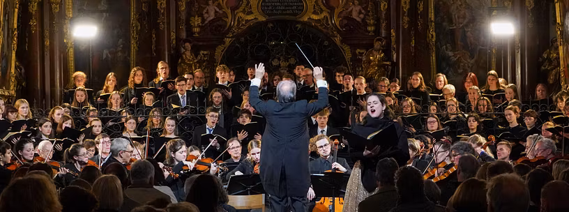 Ein Chor mit Dirigient in einer Kirche