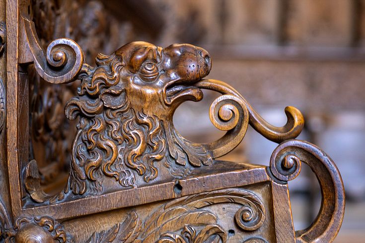 Detailaufnahme: Holzschnitzerei im Chorgestühl der Mönchskirche im Kloster Wettingen