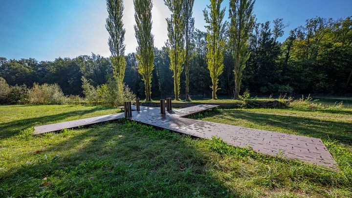 Kulturweg Limmat auf der Klosterhalbinsel Wettingen: Kunstwerk aus Metall auf einer Wiese