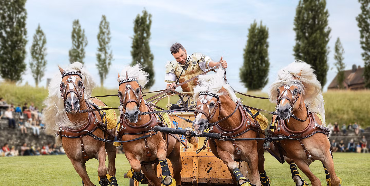 Ein römischer Wagenlenker mit vier Pferden in einer Arena