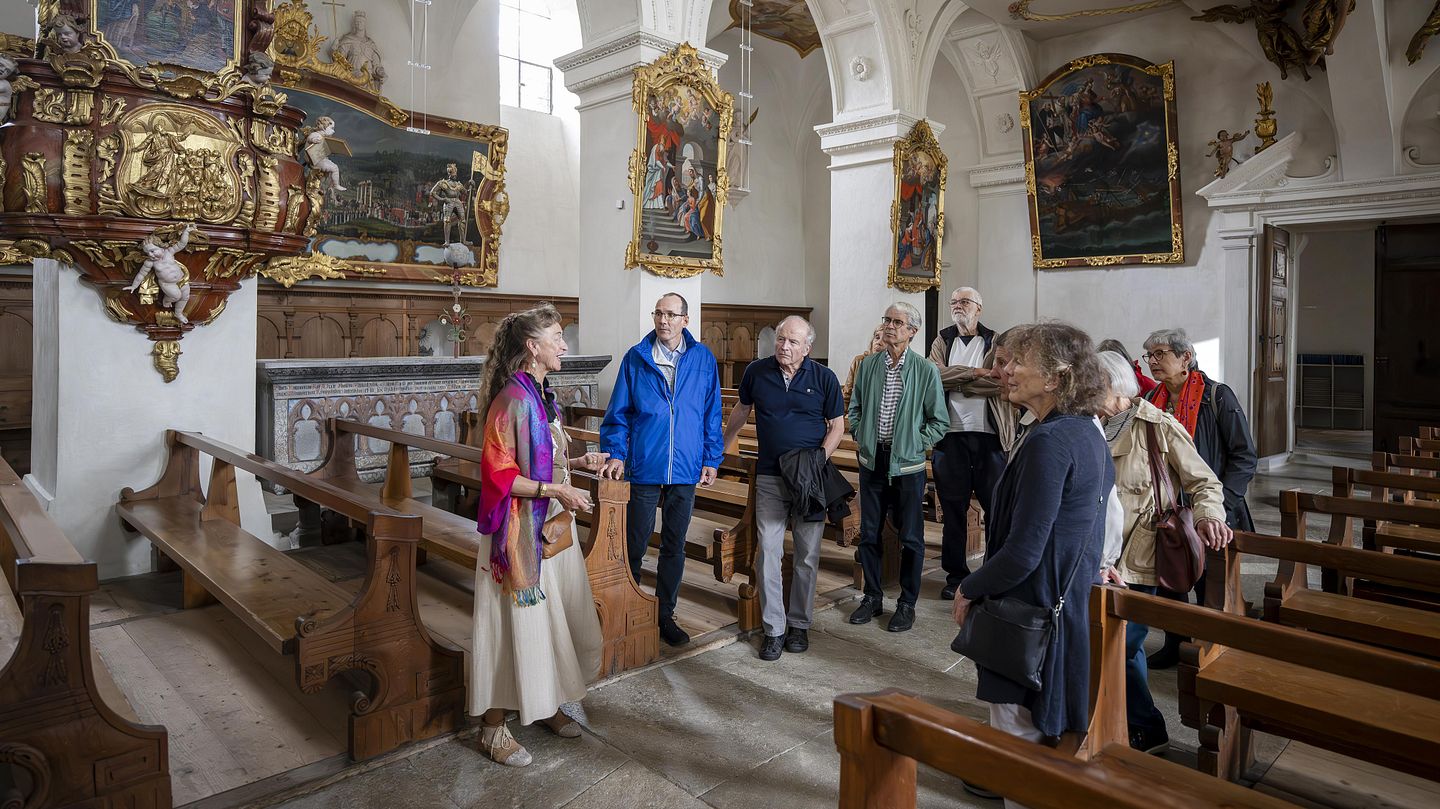 Eine Gruppe auf einer Führung in der Klosterkirche Wettingen