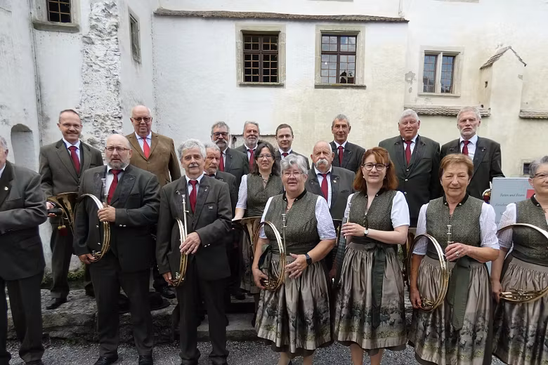 Gruppenfoto Jagdhornbläser Hallwyl vor Schloss Hallwyl