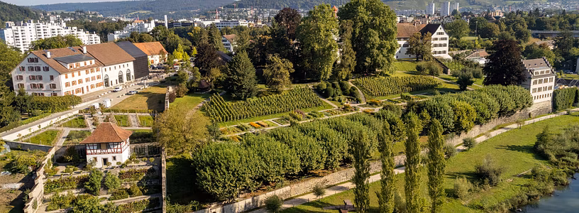Luftaufnahme Konventgarten und Abtgarten auf der Klosterhalbinsel Wettingen mit Limmat