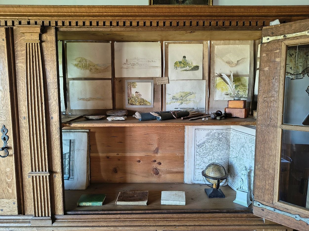 Blick in den Vitrinen-Schrank der Karpfenstube auf Schloss Wildegg. © Museum Aargau