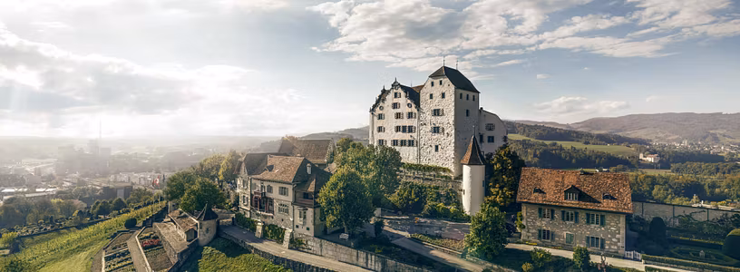 Mystische Flugaufnahme von Schloss Wildegg