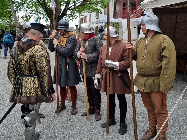 Mehrere Männer mit Rüstung und Hellebarde