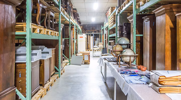 Blick in die Halle des Sammlungszentrums Egliswil