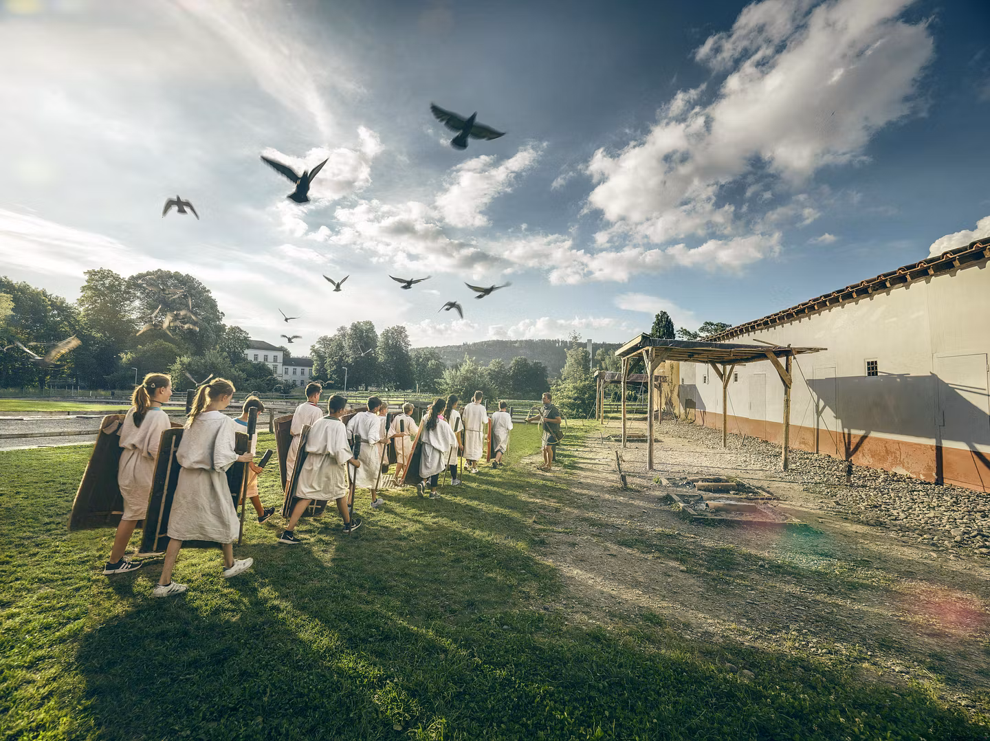 Eine Schulklasse marschiert im Legionärspfad Vindonissa in Tunika und mit Schild wie die Legionäre.