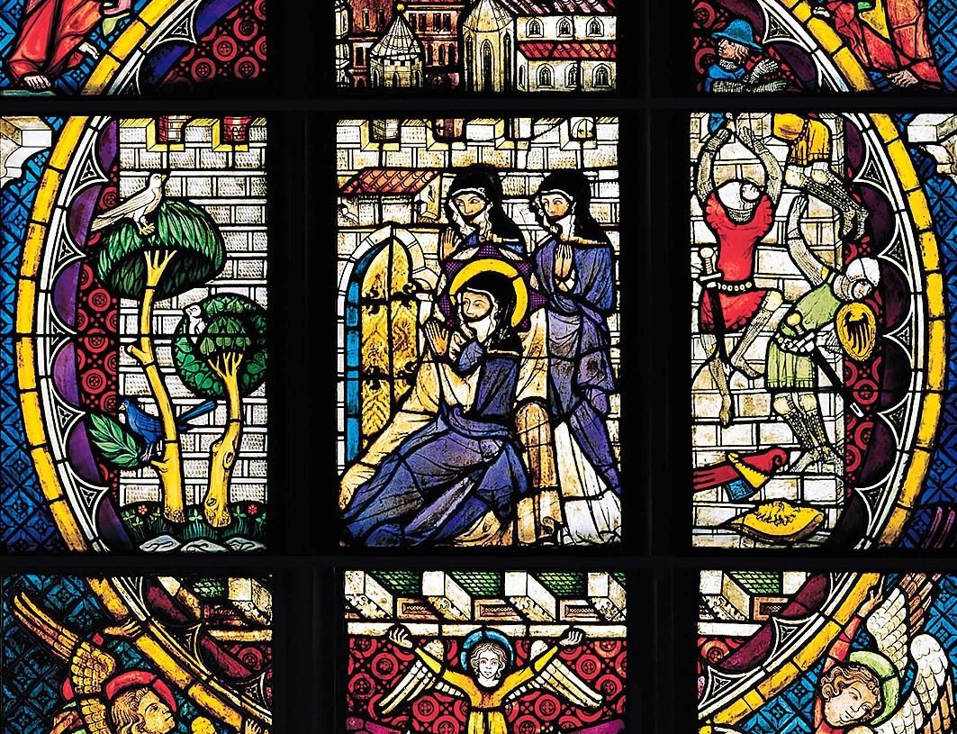 Führung mit Besucherinnen und Besuchern im Chor der Klosterkirche Königsfelden, über der Gruppe die berühmten Glasfenster des Klosters.