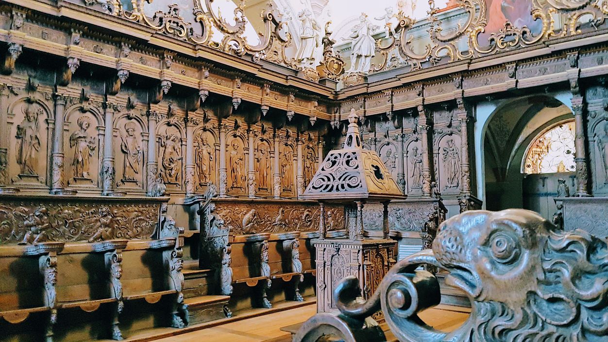 Geschnitztes Chorgestühl der Mönchskirche (Mönchschor) in der Klosterkirche Wettingen.