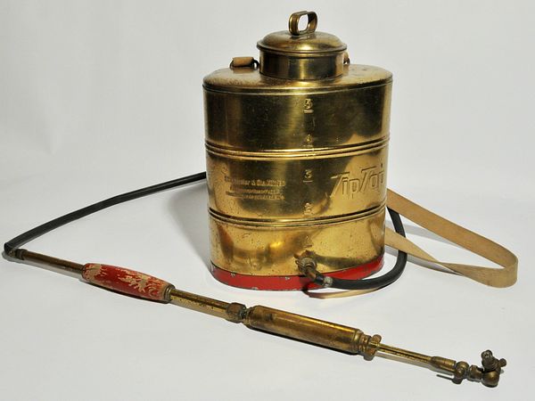 Rückenspritze "Tip Top" der Blechwarenfabrik Birchmeier & Cie aus der Sammlung Museum Aargau.