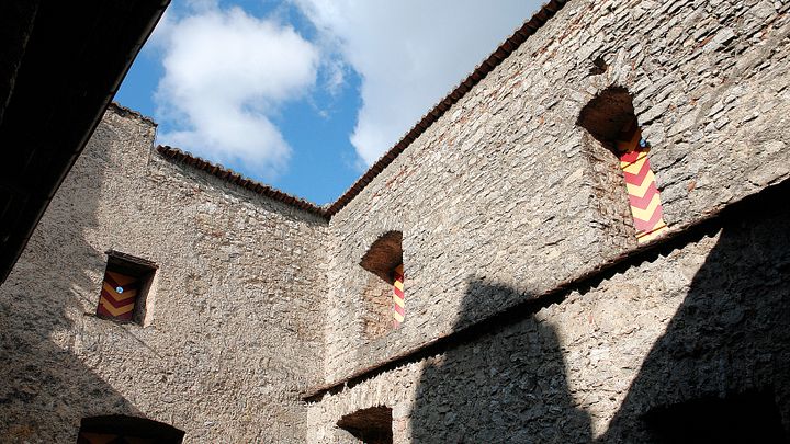 Nahaufnahme von den Mauern im Innenhof auf Schloss Habsburg