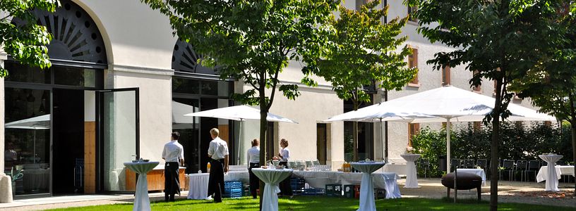 Apéro auf der Gartenterrasse der Löwenscheune auf der Klosterhalbinsel Wettingen.