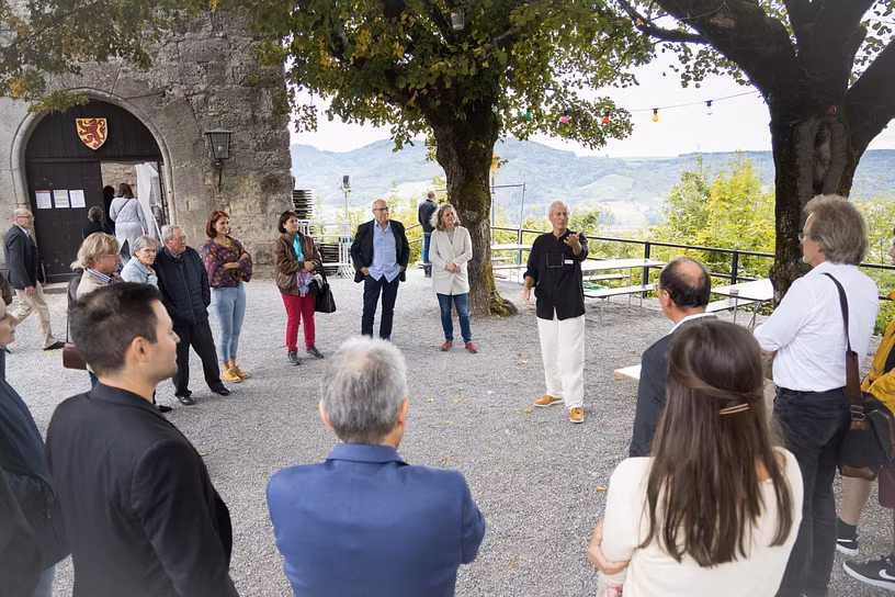 Gruppe vor dem Schloss Habsburg auf einer Führung