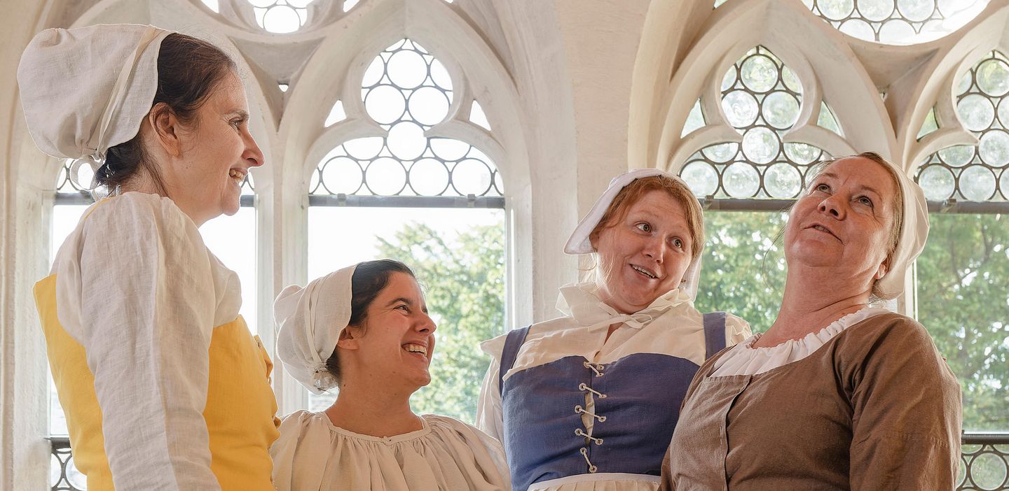 Gruppe von Mägden im Kloster Wettingen