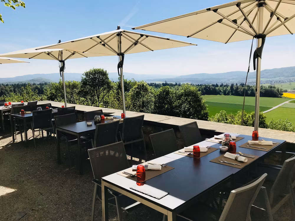 Sonnige Schlossterrasse auf Schloss Habsburg 