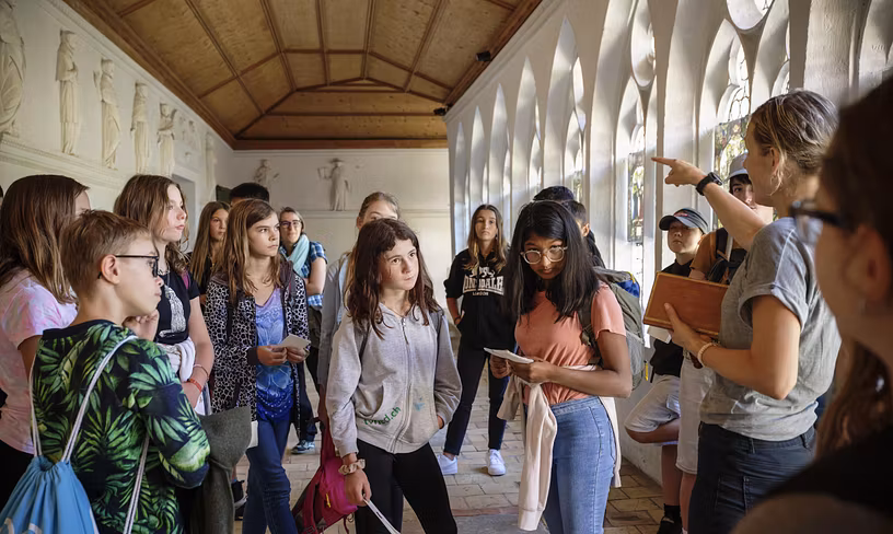 Eine Gruppe Schülerinnen und Schüler im Kreuzgang des Klosters Wettingen