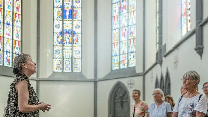 Eine Gruppenführung im Kloster Königsfelden. Im Hintergrund die berühmten Glasfenster.