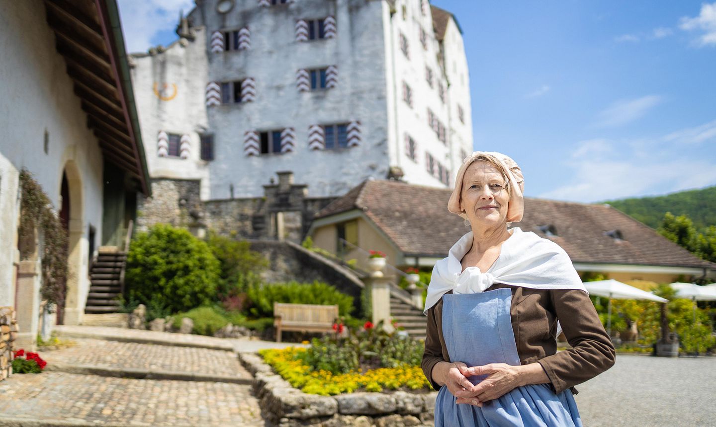 Mittelalterlich gekleidete Magd vor Schloss Wildegg.