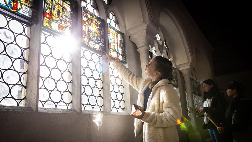 Mädchen mit Spiegel-Pyramide in der Hand auf der Rätseltour auf der Klosterhalbinsel Wettingen