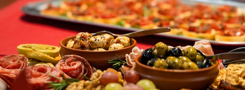 Nahaufnahme einer Apéroplatte mit Fleisch, Früchten und Käse