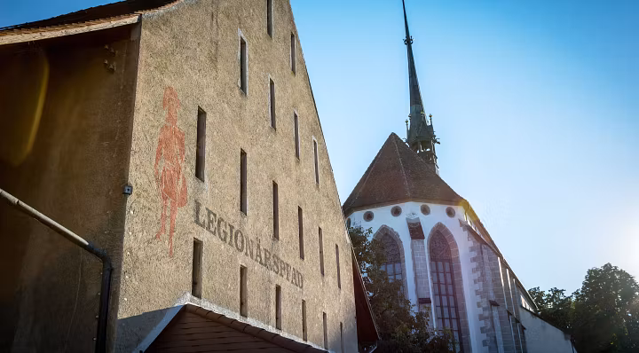 Die Klosterscheune der Klosterkirche beim Legionärspfad