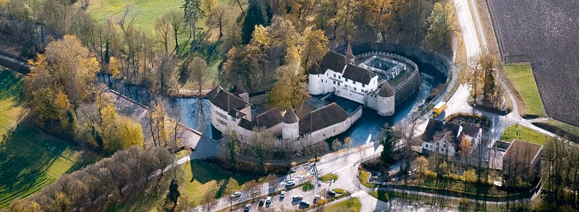 Luftaufnahme Schloss Hallwyl mit Aabach
