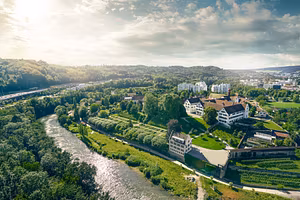 Luftaufnahme Klosterhalbinsel Wettingen im Gegenlicht mit dramatischen Wolken über dem Kloster.