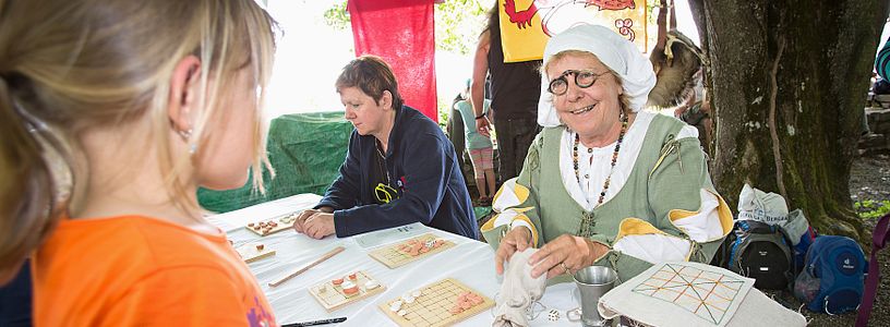 Mädchen bastelt am Familiensonntag am Schloss Habsburg