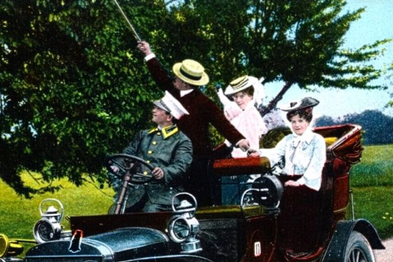 Historische Aufnahme: Altes Auto mit einer Reisegesellschaft.