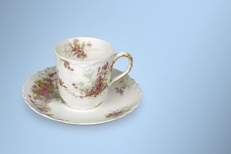Eine Tasse auf blauem Hintergrund