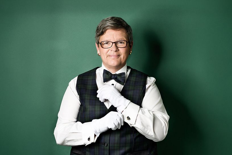 Porträt Zita Langenstein vor grünem Hintergrund