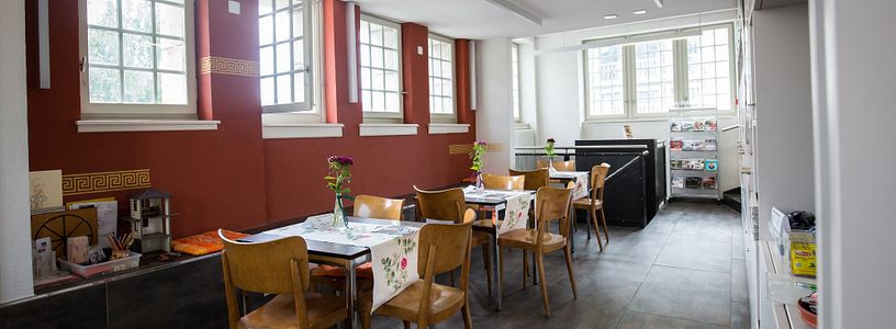 Mehrere Tische und Stühle in der Cafeteria des Vindonissa Museum.