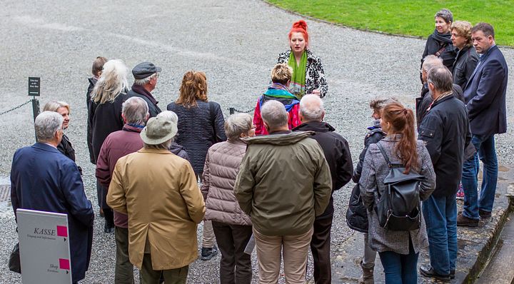 Gruppenführung im Schlosshof Schloss Hallwyl: Die Gruppe ist der Führerin zugeneigt