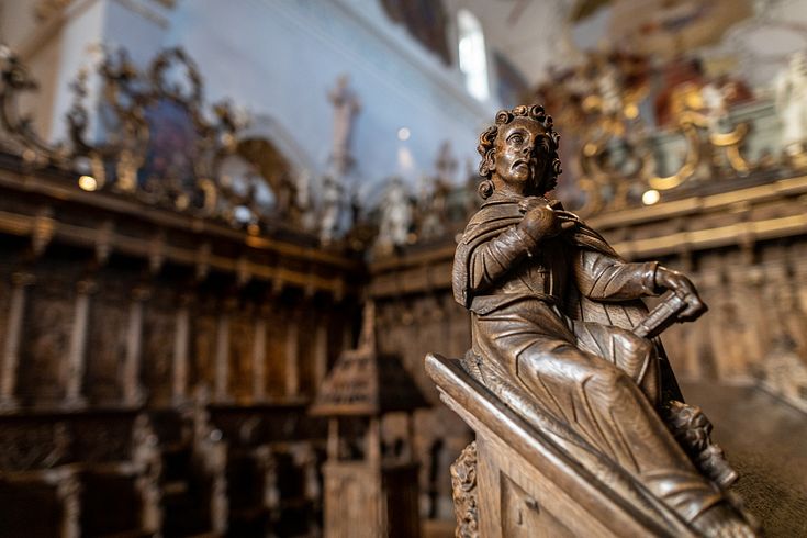 Detailaufnahme: Holzschnitzerei im Chorgestühl der Mönchskirche im Kloster Wettingen