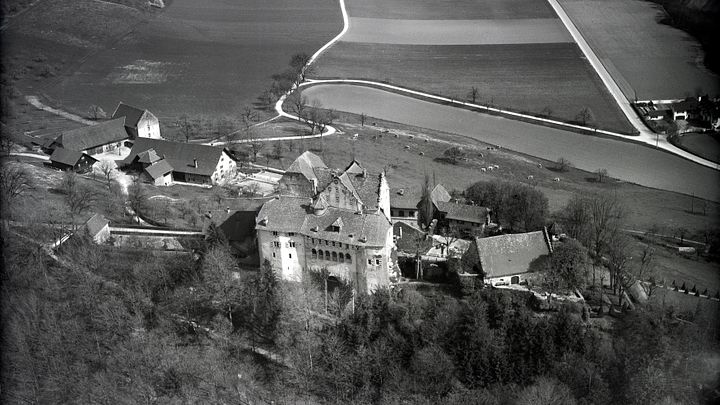 Historische Luftaufnahme (schwarz-weiss) von Schloss Wildegg (1947) / ETH-Bildarchiv