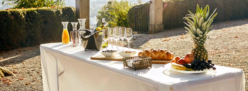 Lindenterrasse Schloss Wildegg: Ein schön gedeckter Tisch mit Apéro