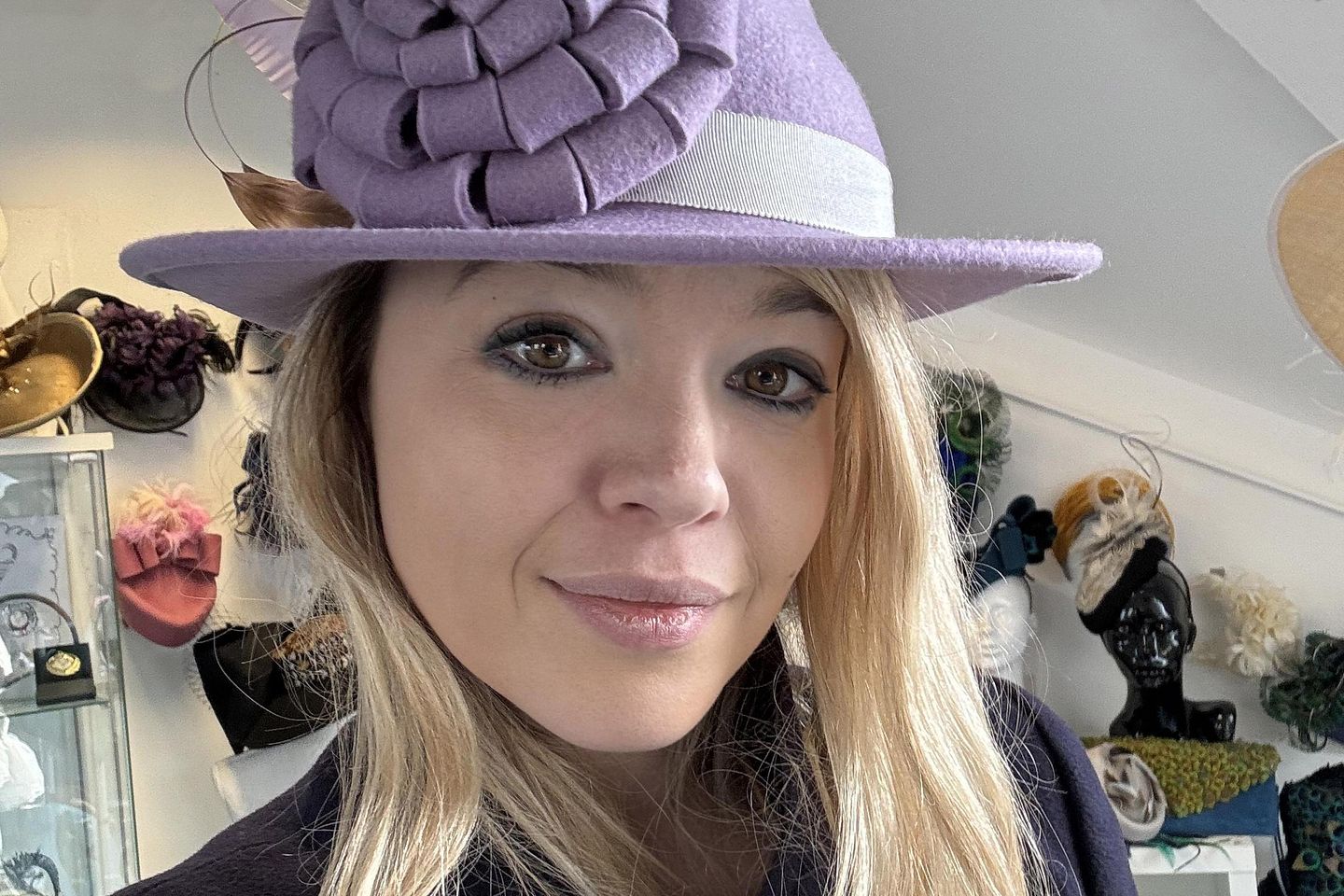 Porträt Lisa von Hallwyl mit violettem Hut.