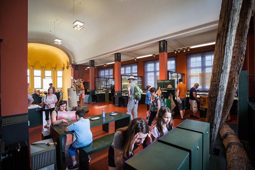 Ausstellung Vindonissa Museum mit Besucherinnen und Besuchern