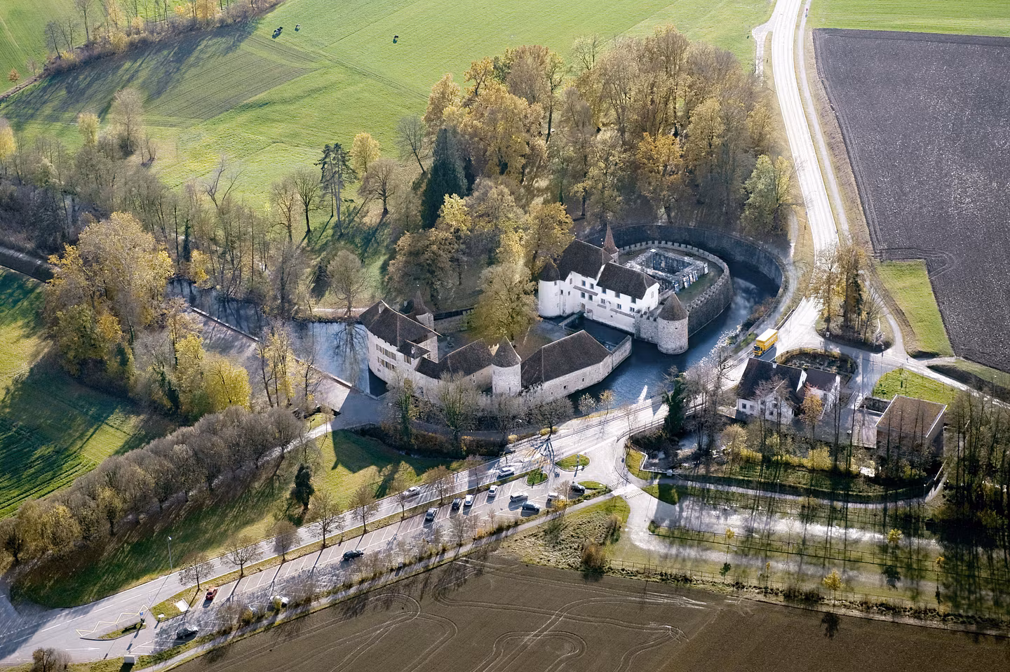 Luftaufnahme Schloss Hallwyl (Drohne) mit Aabach und Mühle