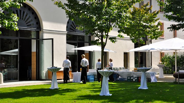 Apéro auf der Gartenterrasse der Löwenscheune auf der Klosterhalbinsel Wettingen.