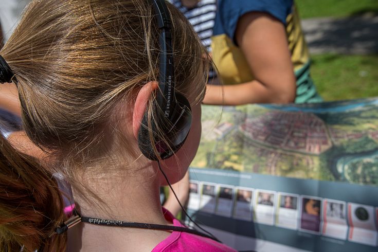 Mädchen mit Kopfhörern auf dem Legionärspfad Tour