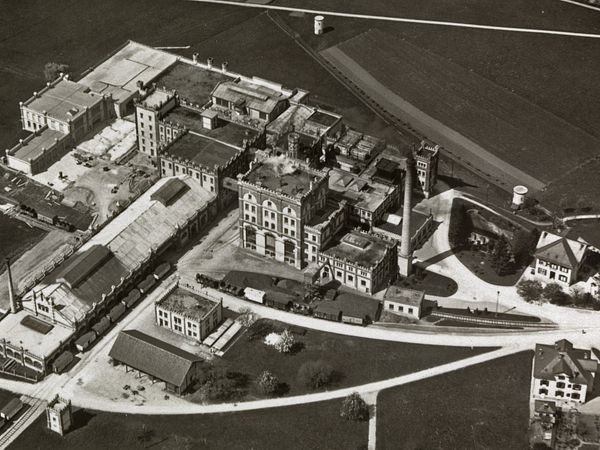 Schwarzweiss-Aufnahme der Brauerei Feldschlösschen in Rheinfelden.