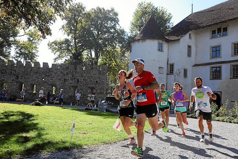 Läuferinnen und Läufer des Hallwilerseelauf im Innenhof von Schloss Hallwyl.